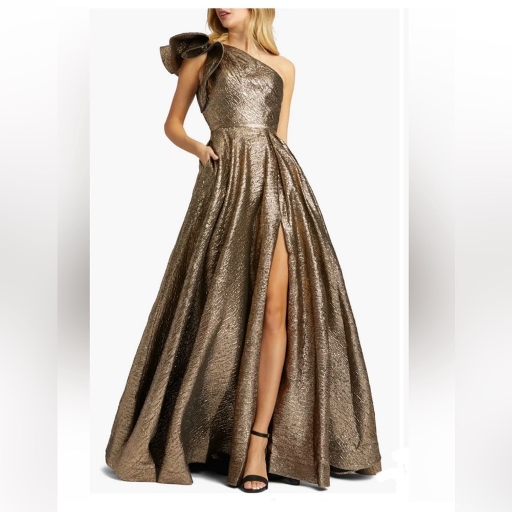 NWT Mac Duggal Crinkle Metallic Ruffle One Shoulder Gown